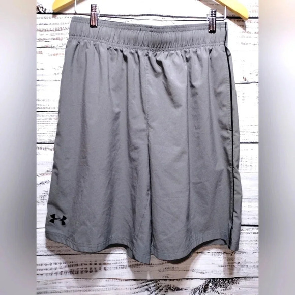 Under Armour Loose Shorts in Gray and Black size Medium Athletic Athleisure - Picture 1 of 5